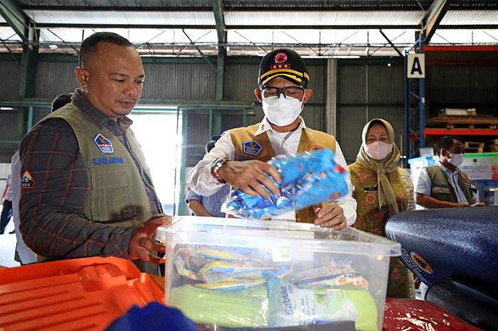 Kepala BNPB Letjen TNI Suharyanto melakukan pemeriksaan barang logistik di gudang penyimpanan BNPB, Kelapa Gading, Jakarta, Jumat (23/9/2022).