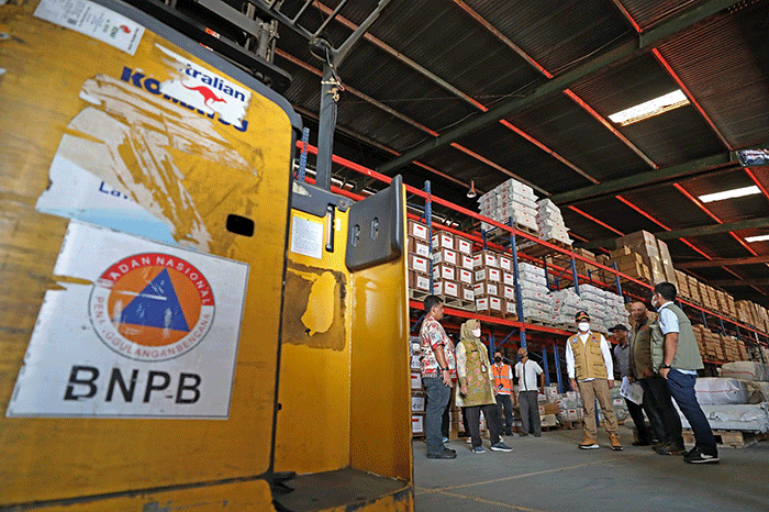 Kepala BNPB Letjen TNI Suharyanto melakukan pemeriksaan barang logistik di gudang penyimpanan BNPB, Kelapa Gading, Jakarta, Jumat (23/9/2022).