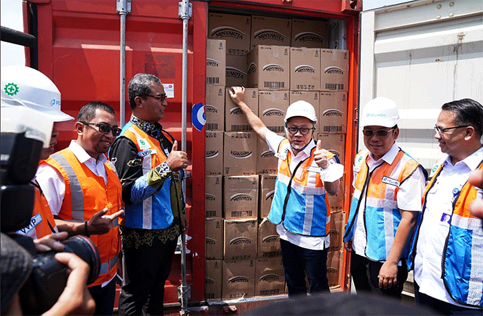 Menteri Perdagangan Zulkifli Hasan melepas 36 kontainer Minyakita di Pelabuhan Tanjung Perak, Surabaya, Jawa Timur, Sabtu (24/9/2022).