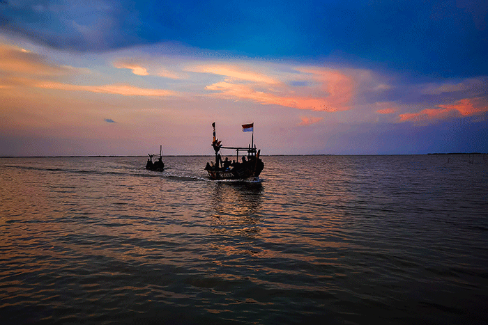 Suasana Aktivitas para nelayan dan suasana hutan mangrove di desa Ambulu, desa yang terletak di utara pasar bawang Losari, Jawa Barat, Minggu (25/9/2022).