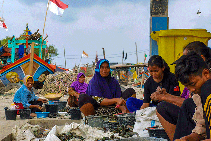 Suasana Aktivitas para nelayan dan suasana hutan mangrove di desa Ambulu, desa yang terletak di utara pasar bawang Losari, Jawa Barat, Minggu (25/9/2022).