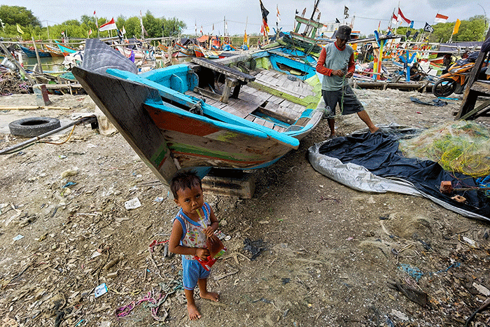 Suasana Aktivitas para nelayan dan suasana hutan mangrove di desa Ambulu, desa yang terletak di utara pasar bawang Losari, Jawa Barat, Minggu (25/9/2022).
