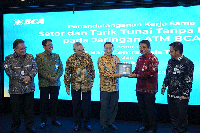 Penandatanganan Kesepakatan Kerja Sama Setor dan Tarik Tunai Tanpa Kartu di Jaringan ATM BCA antara BCA dan Bank DKI di Jakarta, Senin (26/9/2022).