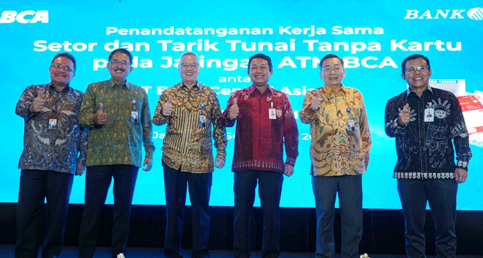 Penandatanganan Kesepakatan Kerja Sama Setor dan Tarik Tunai Tanpa Kartu di Jaringan ATM BCA antara BCA dan Bank DKI di Jakarta, Senin (26/9/2022).