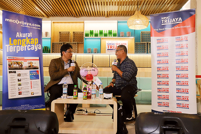 Ketua Dewan Komisioner Lembaga Penjamin Simpanan (LPS) Purbaya Yudhi Sadewa (kiri) saat menjadi narasumber dalam acara diskusi spesial 32 Tahun Trijaya FM.