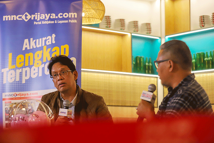 Ketua Dewan Komisioner Lembaga Penjamin Simpanan (LPS) Purbaya Yudhi Sadewa (kiri) saat menjadi narasumber dalam acara diskusi spesial 32 Tahun Trijaya FM.