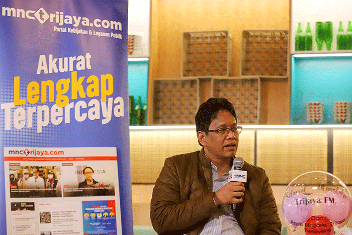 Ketua Dewan Komisioner Lembaga Penjamin Simpanan (LPS) Purbaya Yudhi Sadewa (kiri) saat menjadi narasumber dalam acara diskusi spesial 32 Tahun Trijaya FM.