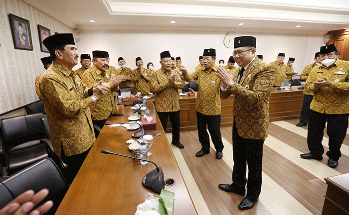 Pengangkatan anggota kehormatan Persatuan Purnawirawan dan Warakawuri TNI dan Polri (Pepabri) oleh Ketua Umum Pepabri Jenderal TNI (Purn) Agum Gumelar.