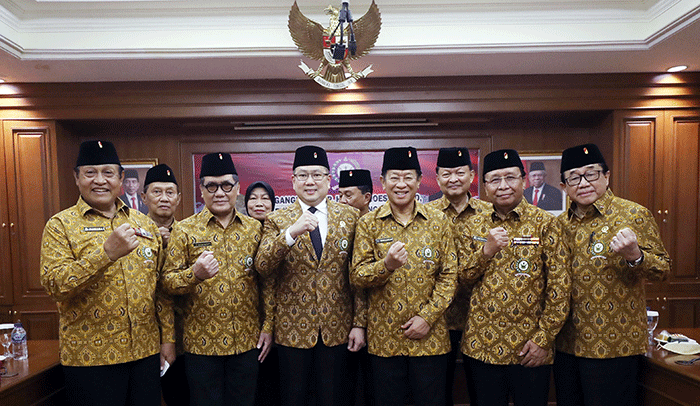 Pengangkatan anggota kehormatan Persatuan Purnawirawan dan Warakawuri TNI dan Polri (Pepabri) oleh Ketua Umum Pepabri Jenderal TNI (Purn) Agum Gumelar.
