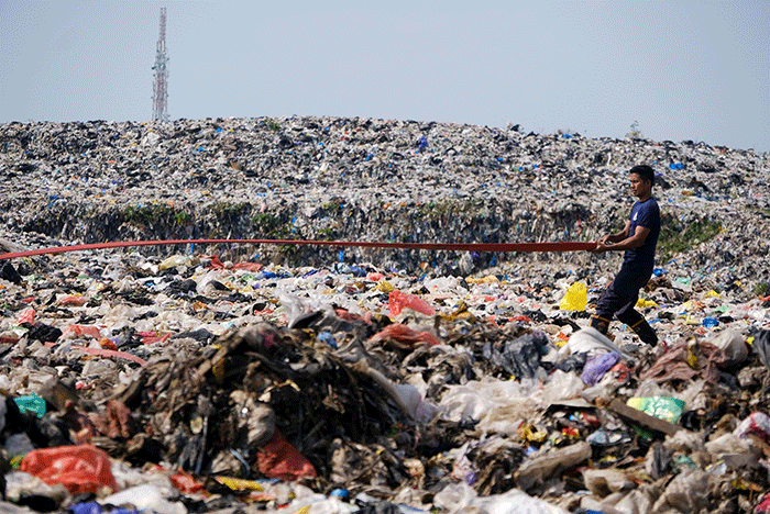 Petugas pemadam kebakaran melanjutkan proses pendinginan saat api melalap gunung sampah di Tempat Pembuangan Akhir (TPA) Sampah Tamangapa, Makassar.