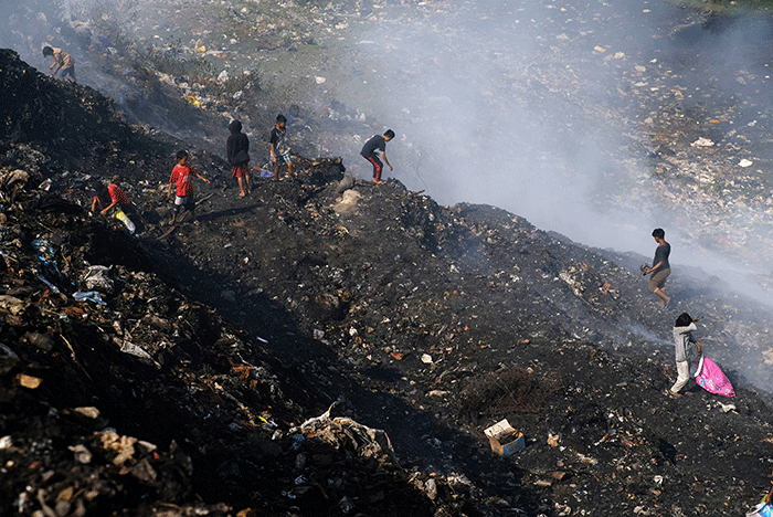 Petugas pemadam kebakaran melanjutkan proses pendinginan saat api melalap gunung sampah di Tempat Pembuangan Akhir (TPA) Sampah Tamangapa, Makassar.