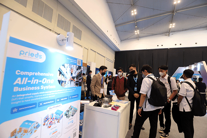 Pengunjung melihat produk pada acara BUMN Startup Day tahun 2022 di Indonesia Convention Exhibition (ICE) BSD City, Tangerang, Senin (26/9/2022).