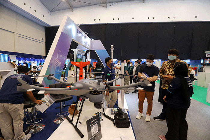 Pengunjung melihat produk pada acara BUMN Startup Day tahun 2022 di Indonesia Convention Exhibition (ICE) BSD City, Tangerang, Senin (26/9/2022).
