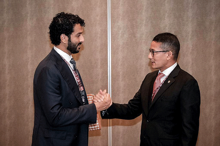 Menteri Pariwisata dan Ekonomi Kreatif Sandiaga Salahuddin Uno (kanan) saat berdiskusi dengan Menteri Ekonomi Uni Emirat Arab (UEA) Abdulla bin Touq Al Marri.