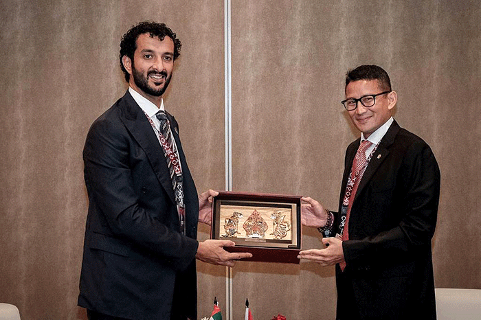 Menteri Pariwisata dan Ekonomi Kreatif Sandiaga Salahuddin Uno (kanan) saat berdiskusi dengan Menteri Ekonomi Uni Emirat Arab (UEA) Abdulla bin Touq Al Marri.