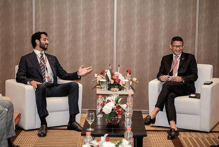 Menteri Pariwisata dan Ekonomi Kreatif Sandiaga Salahuddin Uno (kanan) saat berdiskusi dengan Menteri Ekonomi Uni Emirat Arab (UEA) Abdulla bin Touq Al Marri.