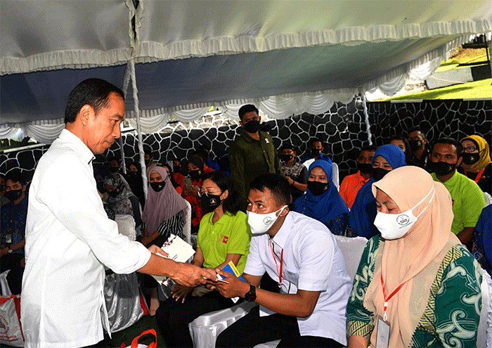 Presiden Joko Widodo mengecek penyaluran bantuan subsidi upah kepada para penerima manfaat di Balai Pelatihan Vokasi dan Produktivitas, Kota Ternate.