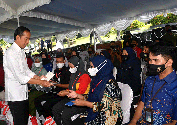 Presiden Joko Widodo mengecek penyaluran bantuan subsidi upah kepada para penerima manfaat di Balai Pelatihan Vokasi dan Produktivitas, Kota Ternate.