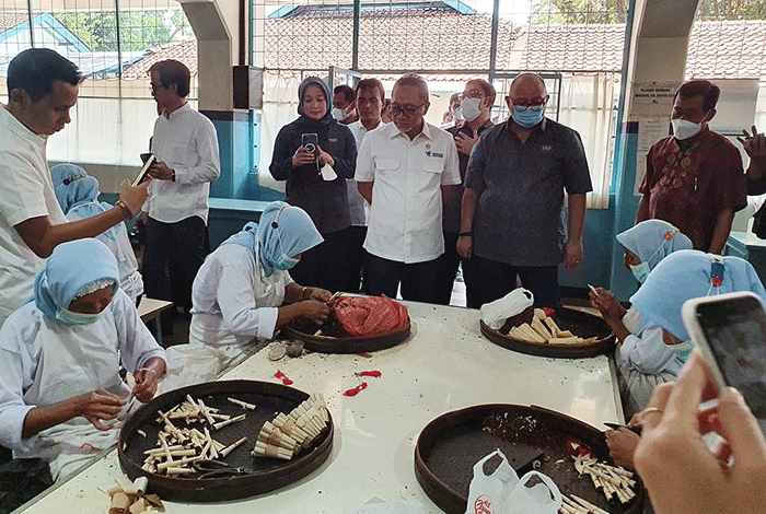 Menteri Perdagangan Zulkifli Hasan melakukan pertemuan dengan petani tembakau dan pelaku industri rokok di Kudus, Jawa Tengah, Rabu (28/9/2022).