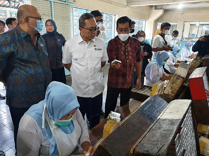 Menteri Perdagangan Zulkifli Hasan melakukan pertemuan dengan petani tembakau dan pelaku industri rokok di Kudus, Jawa Tengah, Rabu (28/9/2022).