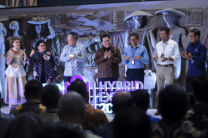Menteri BUMN Erick Thohir (kiri) saat membuka penyelenggaraan Pameran Pasar Digital (PaDi) UMKM Hybrid Expo 2022 di Sarinah, Thamrin, Jakarta Pusat.