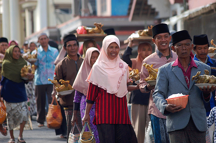 Ratusan warga mengikuti tradisi Saparan di Dusun Mantran Wetan, Desa Girirejo, Kecamatan Ngablak, Kabupaten Magelang, Jawa Tengah, Rabu (28/9/2022).
