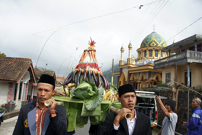 Ratusan warga mengikuti tradisi Saparan di Dusun Mantran Wetan, Desa Girirejo, Kecamatan Ngablak, Kabupaten Magelang, Jawa Tengah, Rabu (28/9/2022).