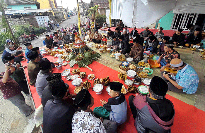 Ratusan warga mengikuti tradisi Saparan di Dusun Mantran Wetan, Desa Girirejo, Kecamatan Ngablak, Kabupaten Magelang, Jawa Tengah, Rabu (28/9/2022).