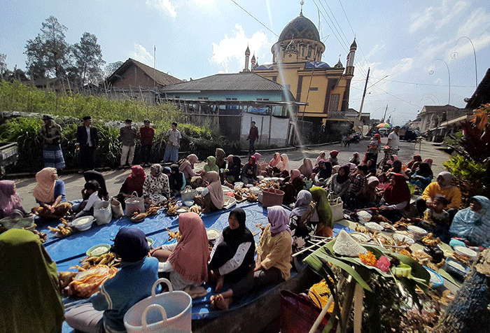 Ratusan warga mengikuti tradisi Saparan di Dusun Mantran Wetan, Desa Girirejo, Kecamatan Ngablak, Kabupaten Magelang, Jawa Tengah, Rabu (28/9/2022).