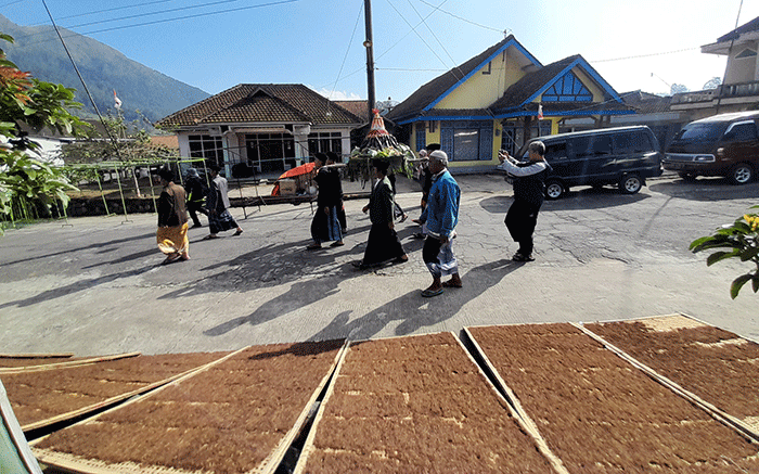 Ratusan warga mengikuti tradisi Saparan di Dusun Mantran Wetan, Desa Girirejo, Kecamatan Ngablak, Kabupaten Magelang, Jawa Tengah, Rabu (28/9/2022).
