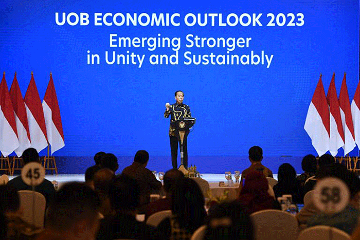 Presiden Joko Widodo saat menyampaikan sambutan pada acara United Overseas Bank (UOB) Economic Outlook 2023 yang digelar di Hotel Indonesia Kempinski.