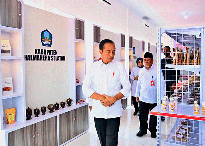 Presiden Joko Widodo meninjau UKM Mart di Kelurahan Sofifi, Kota Tidore Kepulauan, Rabu (28/9/2022).