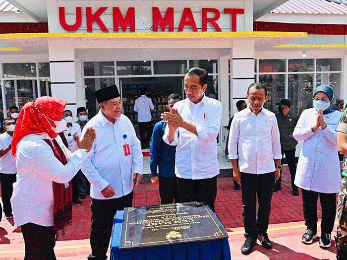 Presiden Joko Widodo meninjau UKM Mart di Kelurahan Sofifi, Kota Tidore Kepulauan, Rabu (28/9/2022).