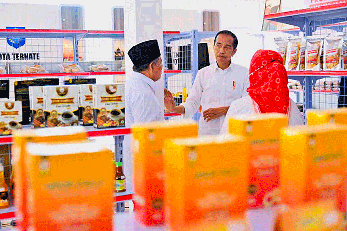 Presiden Joko Widodo meninjau UKM Mart di Kelurahan Sofifi, Kota Tidore Kepulauan, Rabu (28/9/2022).