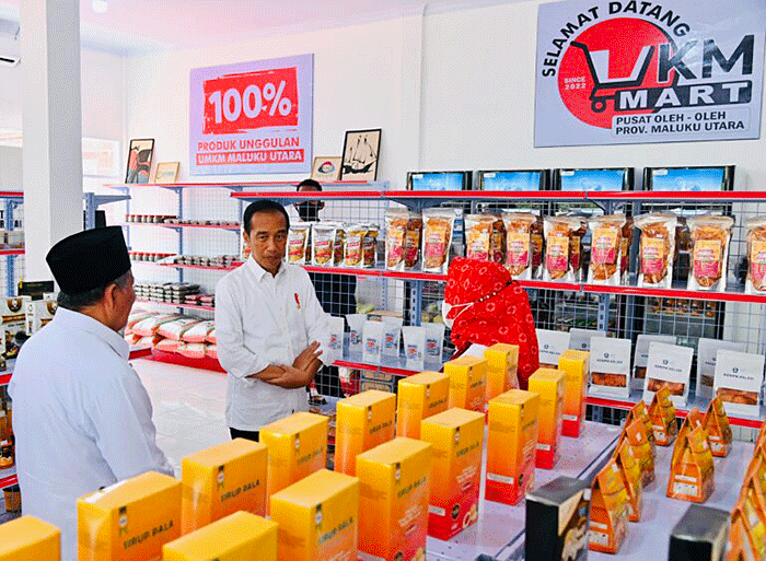 Presiden Joko Widodo meninjau UKM Mart di Kelurahan Sofifi, Kota Tidore Kepulauan, Rabu (28/9/2022).