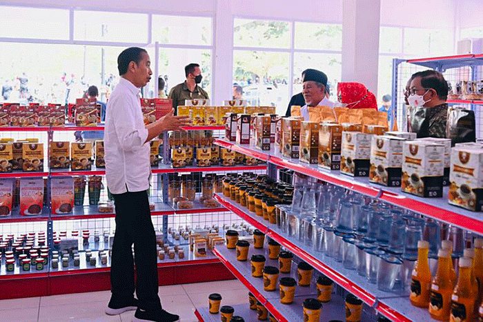 Presiden Joko Widodo meninjau UKM Mart di Kelurahan Sofifi, Kota Tidore Kepulauan, Rabu (28/9/2022).