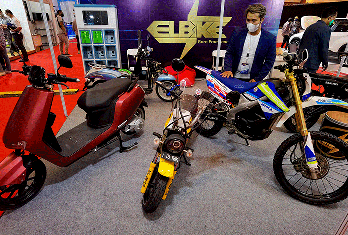 Pengunjung saat melihat pameran kendaraan listrik Indonesia Electric Motor Show (IEMS) 2022 di Jakarta, Rabu (28/9/2022).