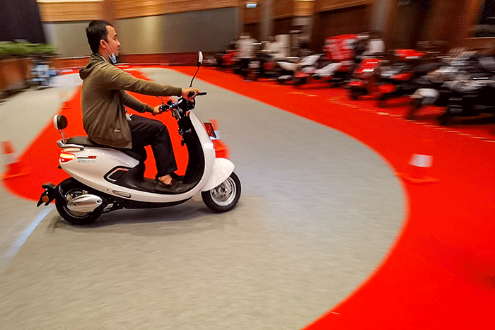 Pengunjung saat melihat pameran kendaraan listrik Indonesia Electric Motor Show (IEMS) 2022 di Jakarta, Rabu (28/9/2022).