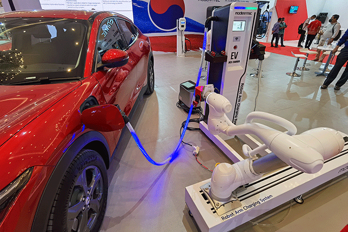 Pengunjung saat melihat pameran kendaraan listrik Indonesia Electric Motor Show (IEMS) 2022 di Jakarta, Rabu (28/9/2022).