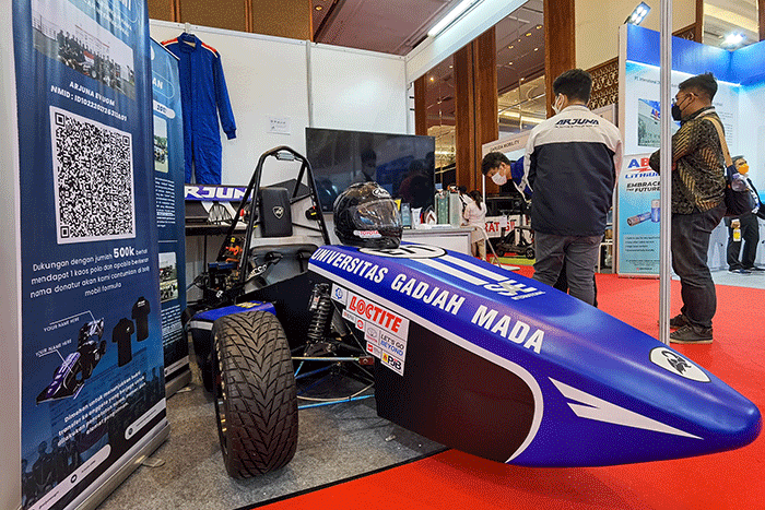 Pengunjung saat melihat pameran kendaraan listrik Indonesia Electric Motor Show (IEMS) 2022 di Jakarta, Rabu (28/9/2022).