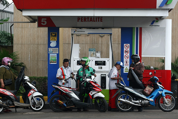 Pengendara Antre untuk mengisi Bahan Bakar Minyak (BBM) di Stasiun Pengisian Bahan Bakar Umum (SPBU) kawasan Depok, Kamis (29/9/2022).