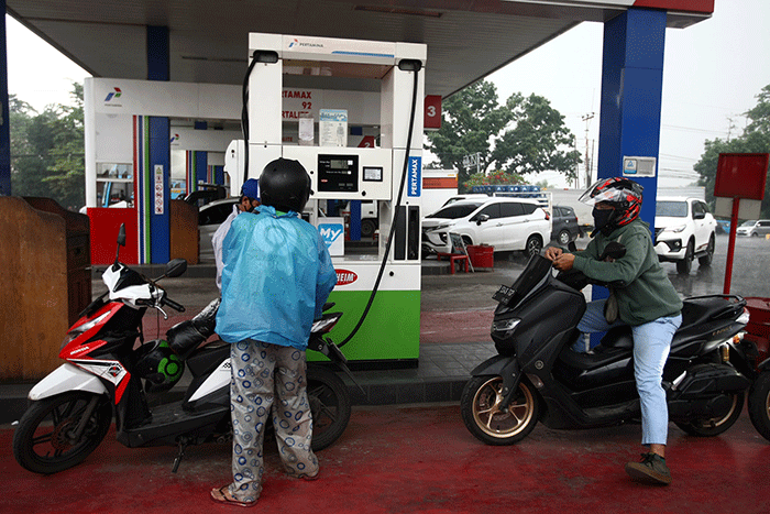 Pengendara Antre untuk mengisi Bahan Bakar Minyak (BBM) di Stasiun Pengisian Bahan Bakar Umum (SPBU) kawasan Depok, Kamis (29/9/2022).