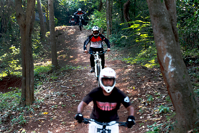 Pagi yang cerah dan trek kering menyambut ratusan peserta kegiatan Mountain Bike Indonesia di Gunung Pinang Bike Park, Cilegon, Banten, Minggu (25/9/2022).