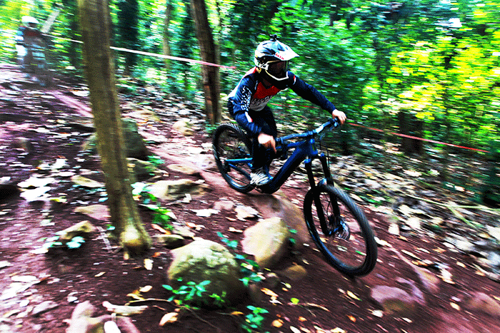 Pagi yang cerah dan trek kering menyambut ratusan peserta kegiatan Mountain Bike Indonesia di Gunung Pinang Bike Park, Cilegon, Banten, Minggu (25/9/2022).