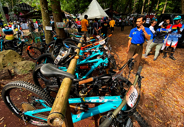 Pagi yang cerah dan trek kering menyambut ratusan peserta kegiatan Mountain Bike Indonesia di Gunung Pinang Bike Park, Cilegon, Banten, Minggu (25/9/2022).