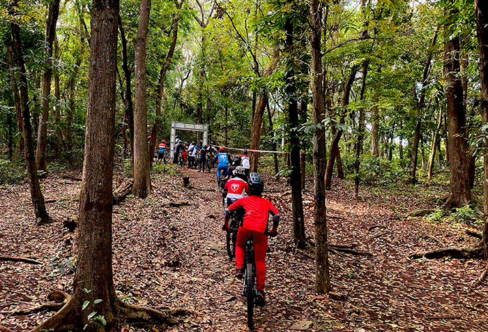 Pagi yang cerah dan trek kering menyambut ratusan peserta kegiatan Mountain Bike Indonesia di Gunung Pinang Bike Park, Cilegon, Banten, Minggu (25/9/2022).