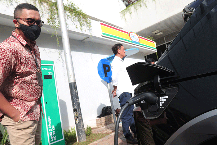 Sekretaris Jenderal DPR RI Indra Iskandar mengisi daya mobil listrik di Stasiun Pengisian Kendaraan Listrik Umum (SPKLU) PLN di halaman Komplek DPR RI.