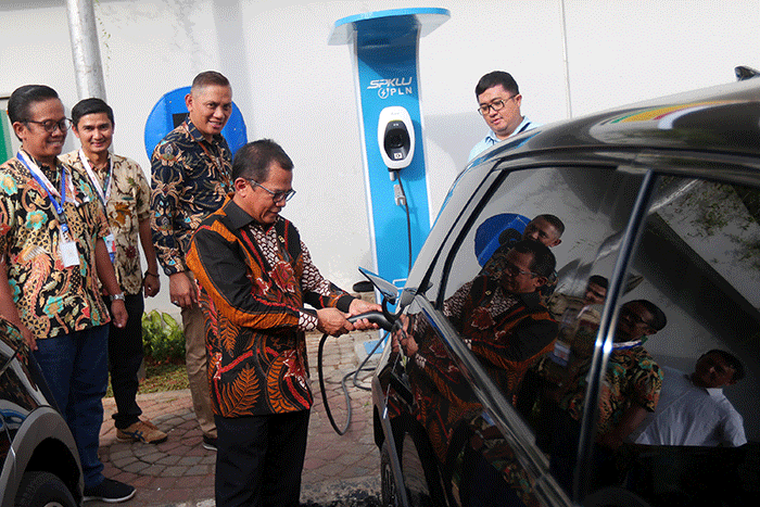 Sekretaris Jenderal DPR RI Indra Iskandar mengisi daya mobil listrik di Stasiun Pengisian Kendaraan Listrik Umum (SPKLU) PLN di halaman Komplek DPR RI.
