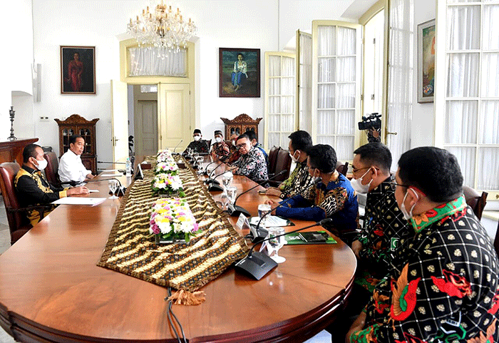 Presiden Joko Widodo menerima Majelis Nasional Korps Alumni Himpunan Mahasiswa Islam (KAHMI) di Istana Kepresidenan Bogor, Jawa Barat, Jumat (30/9/2022).