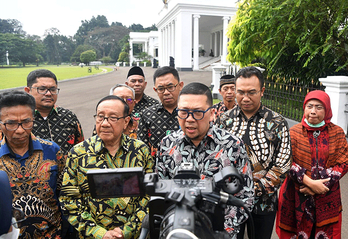 Presiden Joko Widodo menerima Majelis Nasional Korps Alumni Himpunan Mahasiswa Islam (KAHMI) di Istana Kepresidenan Bogor, Jawa Barat, Jumat (30/9/2022).